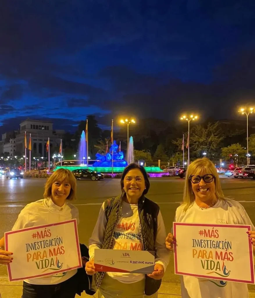 AECMM y Asociación Cáncer Mama de Andorra durante la iluminación de Cibeles