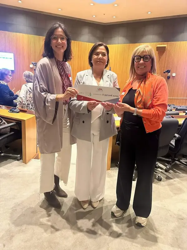 Fotografía donación de Asociación Cáncer de Mama de Andorra