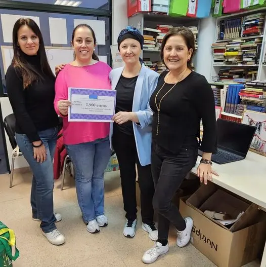 Fotografía recibiendo donación Marcha Cáncer Mama Metastásico Serranillos del Valle