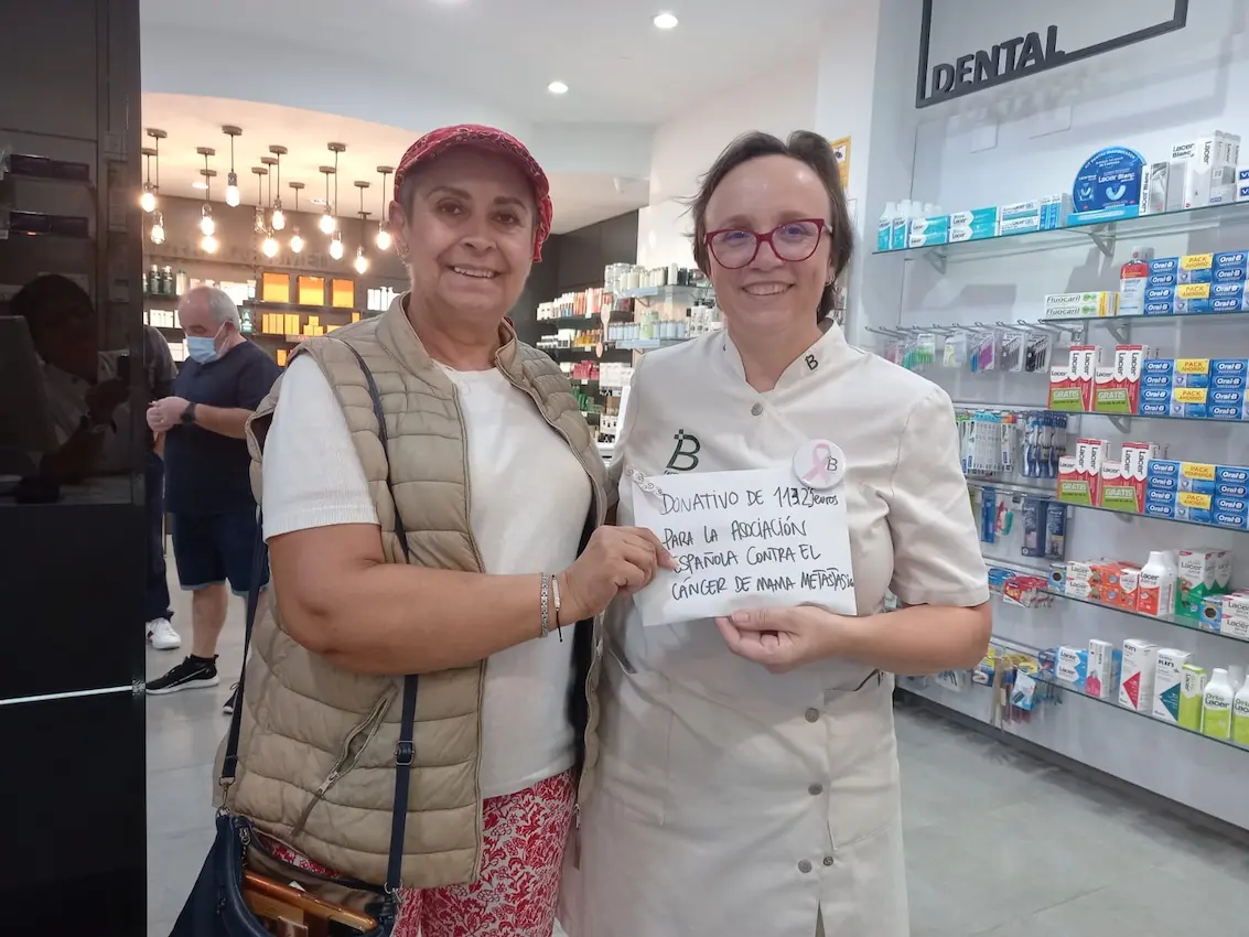 Fotografía entrega de lo recaudado en octubre para AECMM por Farmacia Barcella, Xeraco (Valencia)