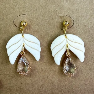 Fotografía de los pendientes "Maldita Valiente" - Edición Solidaria