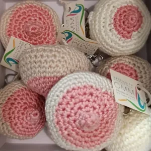 Llaveros-Teta solidarios, producto de la AECMM para recaudar fondos